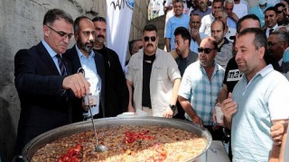 Vali Ozan Balcı Muharrem Ayı Nedeniyle Aşure Dağıttı