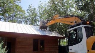 Kaçak ahşap ev yıkıldı