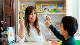 Otizmli öğrenciler ders zilinin çalmasını bekliyor