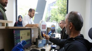 Yeni Seyahat Kartları Ofisinde ilk gün yoğunluğu