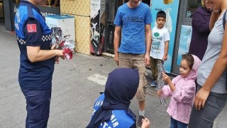 Zabıtadan esnaf ve vatandaşa karanfil