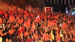 Aydın Büyükşehir Belediyesi’nin Cumhuriyet Bayramı etkinlikleri kapsamında düzenlediği Musa Göçmen Senfoni Orkestrası Konseri Aydınlıları büyüledi