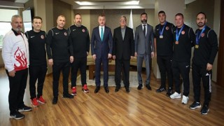 Başkan Büyükakın, veteran güreşçileri tebrik etti