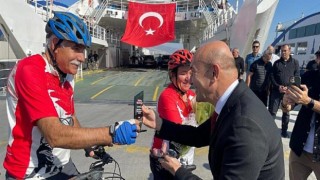 Başkan Soyer’den 350 bininci bisikletli yolcuya sürpriz