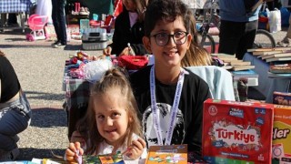 Çocuk ikinci el pazarında oyuncaklar kapışıldı