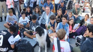 Foça’da Büyükler ve Çocuklar Köpeklerle Kitap Okudular