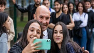 İzmir Büyükşehir Belediye Başkanı Tunç Soyer Gençlere başka sürprizlerimiz de var