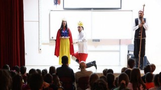 Nevşehir Belediyesi Şehir Tiyatrosu’nun Zelzele Adlı Oyunu Nar’da Sahnelendi