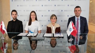 Abdi İbrahim, şampiyon milli yüzücü Merve Tuncel’in sponsoru oldu