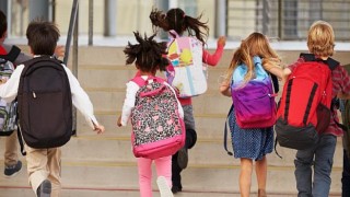 Ağır Okul Çantaları Bel, Omuz ve Ellerde Ağrıya Neden Olabiliyor
