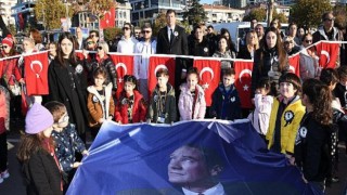 Kadıköy’de 9’u 5 Geçe Ata’ya Saygı Zinciri Oluşturuldu