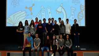 Lise öğrencileri “Pakette Bilim” projesiyle akranlarına deney yapmayı öğretiyor