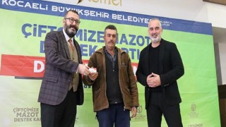 Traktörün deposunu dolduran çiftçi tarlanın yolunu tutuyor