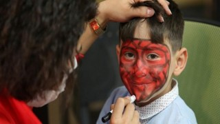 Umudun simgesi mavi balonlar gökyüzüne uçtu