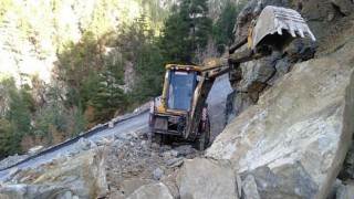 Alanya’da yağış nedeniyle bozulan yollar onarılıyor