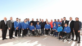 Başkan Böcek Tekerlekli Basketbol Takımı ile buluştu