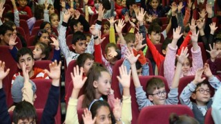 Bayraklılı çocuklar tiyatroyu sevdi