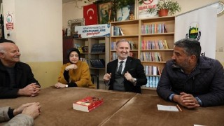 İnegöl&#39;de Kahvehaneler Kitaphaneye Dönüşüyor