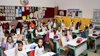 İznik Belediye Başkanı Kağan Mehmet’dan Öğrencilere Yerli Malı Haftası Hediyesi