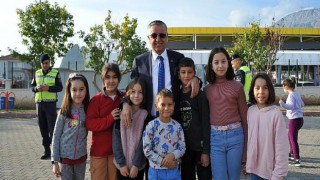 Kemer’de ‘Trafikte Okul-Jandarma Elele Birlikte Güvenli Geleceğe’ programı düzenlendi