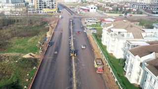 Kocaeli Büyükşehir, Kartepe&#39;de 3 caddede birden çalışıyor