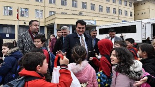 Öğrencilerden Dündar&#39;a sevgi gösterisi