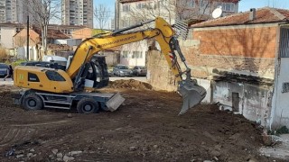 Osmangazi'de bir metruk yapı daha yıkıldı