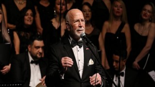 Sanat Güneşi Zeki Müren doğum gününde şarkılarıyla anıldı