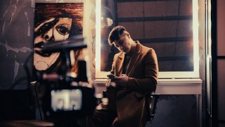 Sezer Sarıgöz’den yeni şarkı & klip! ’Bir Gülüşü Vardı’