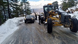 Antalya Büyükşehir ekiplerinden Taşatan da karla mücadele