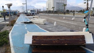 Antalya Büyükşehir fırtınanın izlerini siliyor