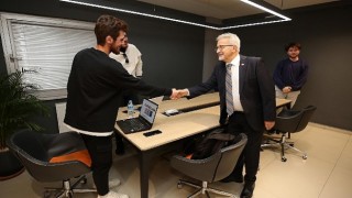 Başkan Erdem'den ders çalışan öğrencilere sürpriz