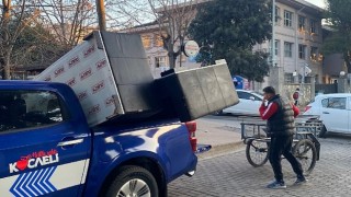 Eşya taşıyan vatandaşa Zabıta yardım etti