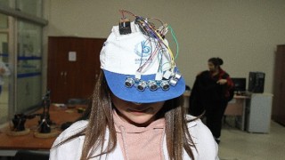 Görme engelliler için sensörlü şapka yaptılar