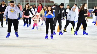 İzmir'de karneyi alan buz pistine koştu