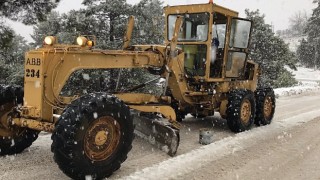 Kemer&#39;in yüksek kesimlerinde karla kaplanan yayla yolları açılıyor
