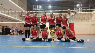 Nevşehir Belediyesi Gençlik ve Spor Kulübü Midi Kızlar Voleybol Takımı Namağlup Şampiyon