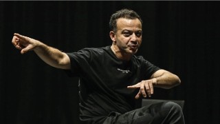 Zorlu PSM&#39;nin Yeni Oyunu “Kibritin Ucunda” Rıza Kocaoğlu&#39;nun Eşsiz Performansı ile 25 Ocak&#39;ta Prömiyer Yapıyor!