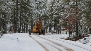 Antalya Büyükşehir ekiplerinin karla mücadelesi sürüyor