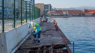 Konak taki çürüyen seyir terasları sökülüyor