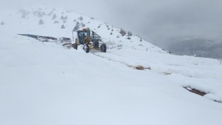Antalyada Nisan ayında karla mücadele çalışması