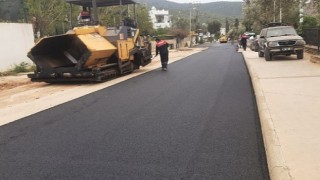 Bodrum Belediyesi tarafından ilçe genelinde gerçekleştirilen asfaltlama çalışmalarına Torba Mahallesinde devam ediliyor