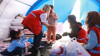 Depremzede Çocukların Bayramlıkları Kızılaydan