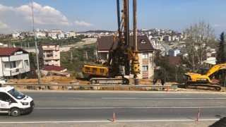 Feribot yolu üstgeçidinde kazıklar çakılmaya başlandı