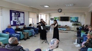 Halil Akyüz Huzurevi sakinlerine keman ziyafeti