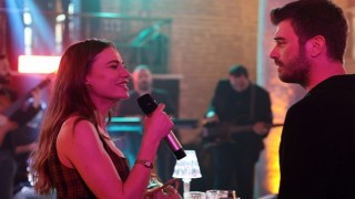 Serenay Sarıkaya apos;Ailede Şarkı Söylediği Sahneyle Sosyal Medyayı Sarstı