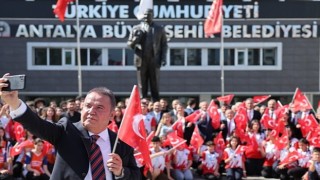 Antalya Büyükşehir Belediye Başkanı Muhittin Böcek: Atatürk Anıtına Çelenk Sundu
