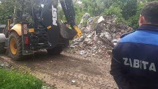 Gemlik Belediyesi, özellikle yaz sezonunun yaklaşmasıyla birlikte artan tadilat atıkları için denetimlerini sıklaştırdı