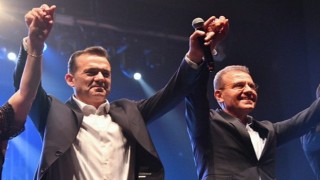 Başkan Özyiğit, depremzede öğrenciler için “Islak Islak” şarkısını seslendirdi