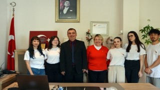 Egeli genç iletişimciler “Patini Uzat” diyerek can dostları sevindirmeyi sürdürüyor